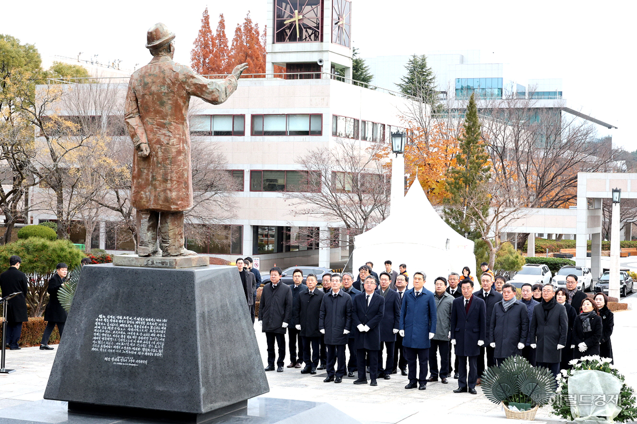 포항시는 13일 故 청암 박태준 포스코 명예회장 서거 13주기를 맞아 포스텍 노벨 동산에서 추모행사를 가졌다. (포항시 제공)