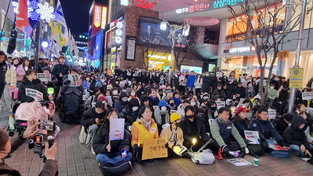 지난 11일 대구 동성로에서 열린 윤석열 대통령 탄핵을 촉구하는 시민 집회 모습.[사진=김병진 기자]