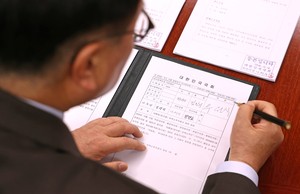[헤럴드pic] 탄핵소추의결서에 서명하는 우원식 국회의장