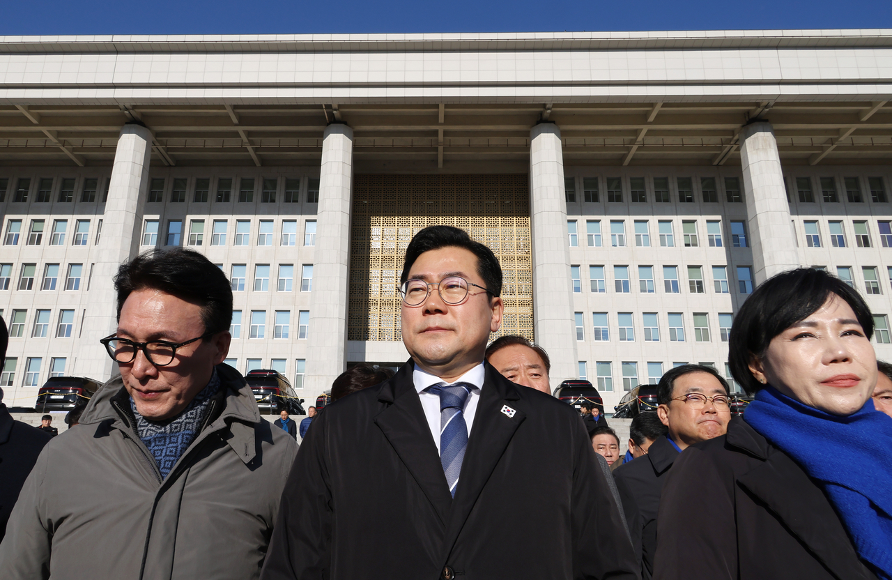 시민들에게 인사 위해 이동하는 민주당 의원들