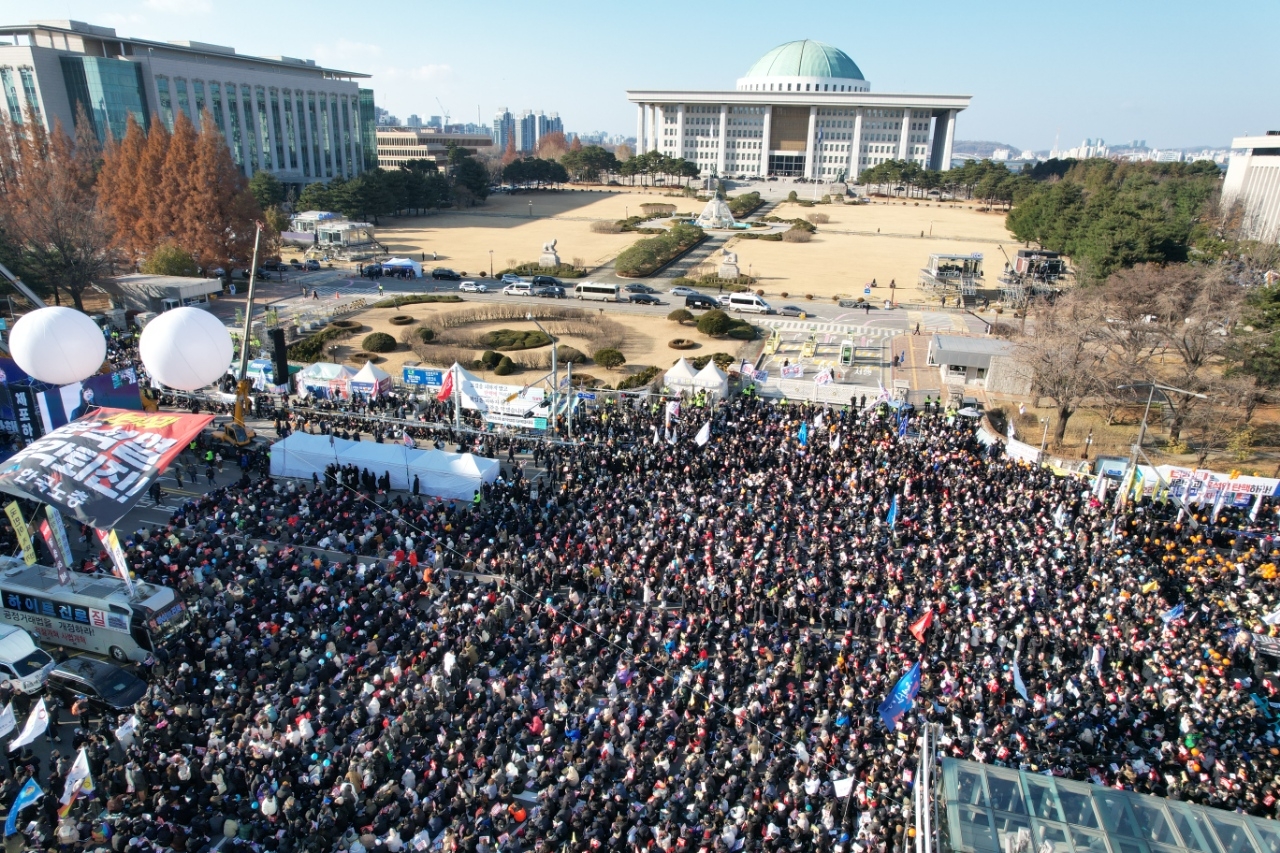 국회 앞에 모인 탄핵 촉구 시민들