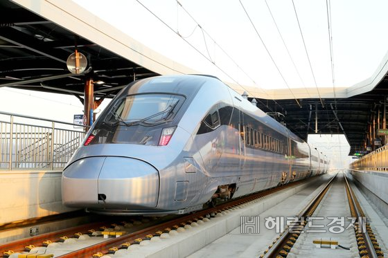 안동역에 신형 KTX(EMU 260)가 진입하고 있다. (안동시 제공)