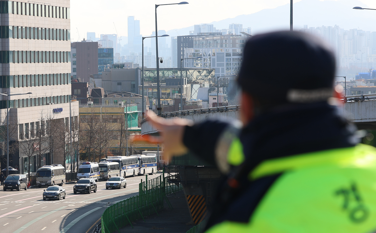 대통령 관저 주변에 세워진 경찰 차량