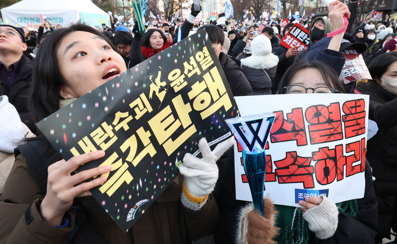 탄핵소추안 가결에 환호하는 시민들