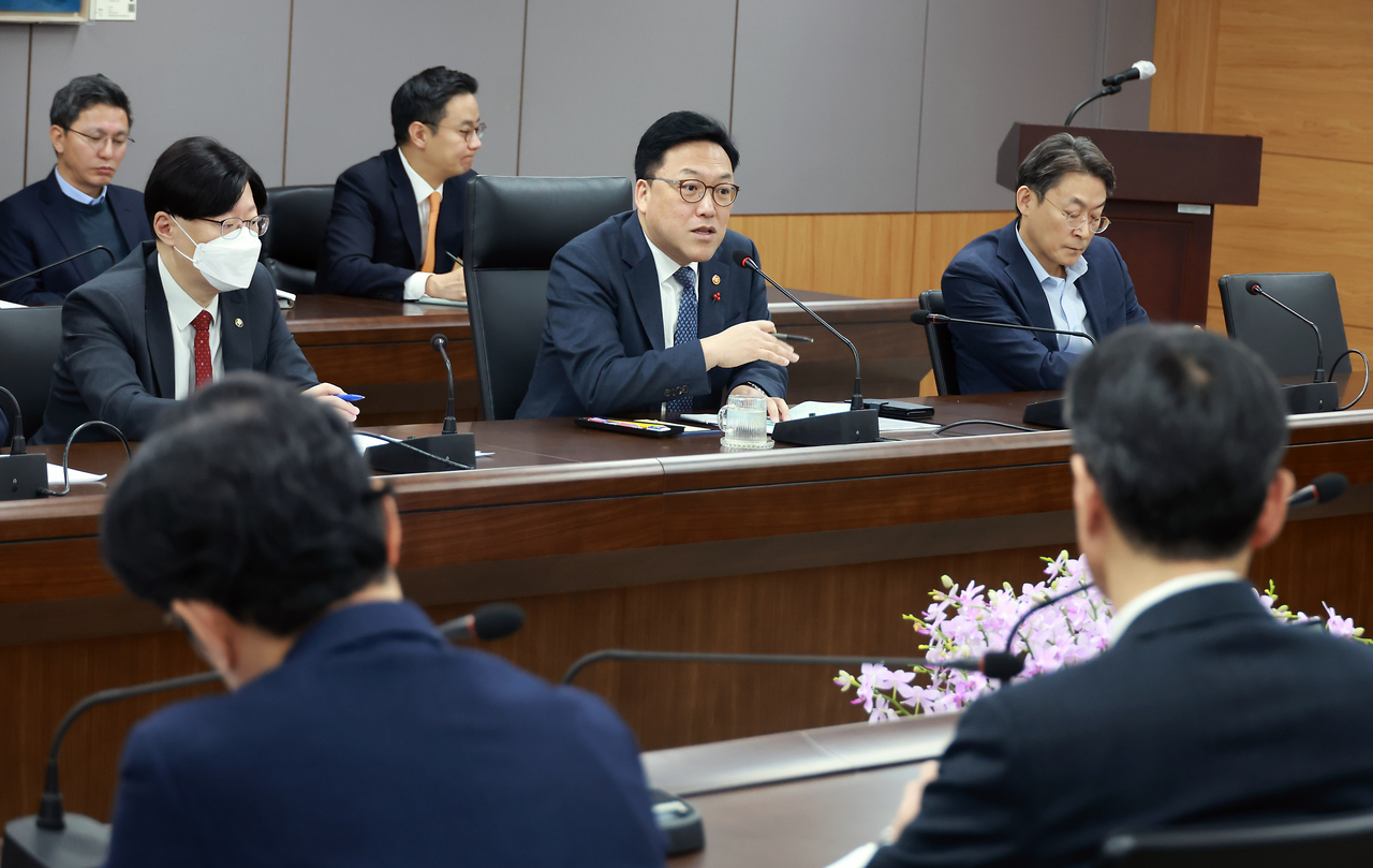 김병환(가운데) 금융위원장이 16일 오전 정부서울청사에서 열린 확대간부회의에서 직원들에게 당부사항을 전하고 있다. [금융위원회 제공]