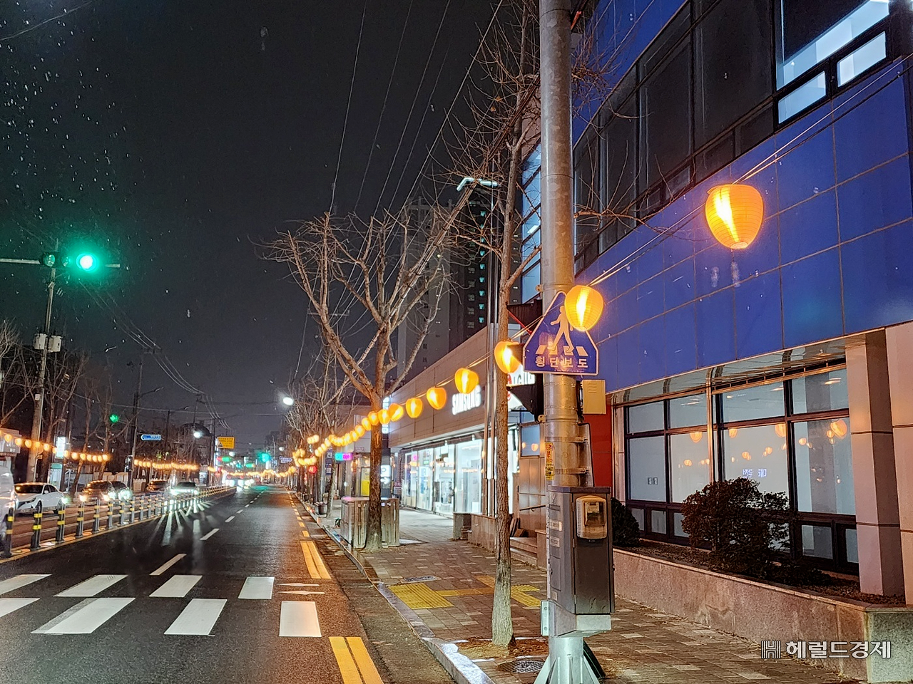 상주시는 축제장을 찾는 방문객과 시민들에게 색다른 볼거리를 제공하고 축제 분위기를 고조시키기 위해 곶감 조명등을 설치했다.