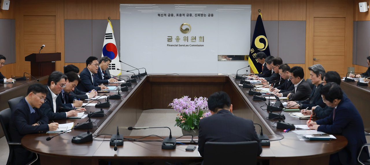 김병환(왼쪽 다섯 번째) 금융위원장이 16일 오전 정부서울청사에서 열린 확대간부회의에서 직원들에게 당부사항을 전하고 있다. [금융위원회 제공]