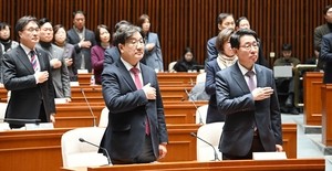 [헤럴드pic] 국민의례하는 권성동 국민의힘 원내대표