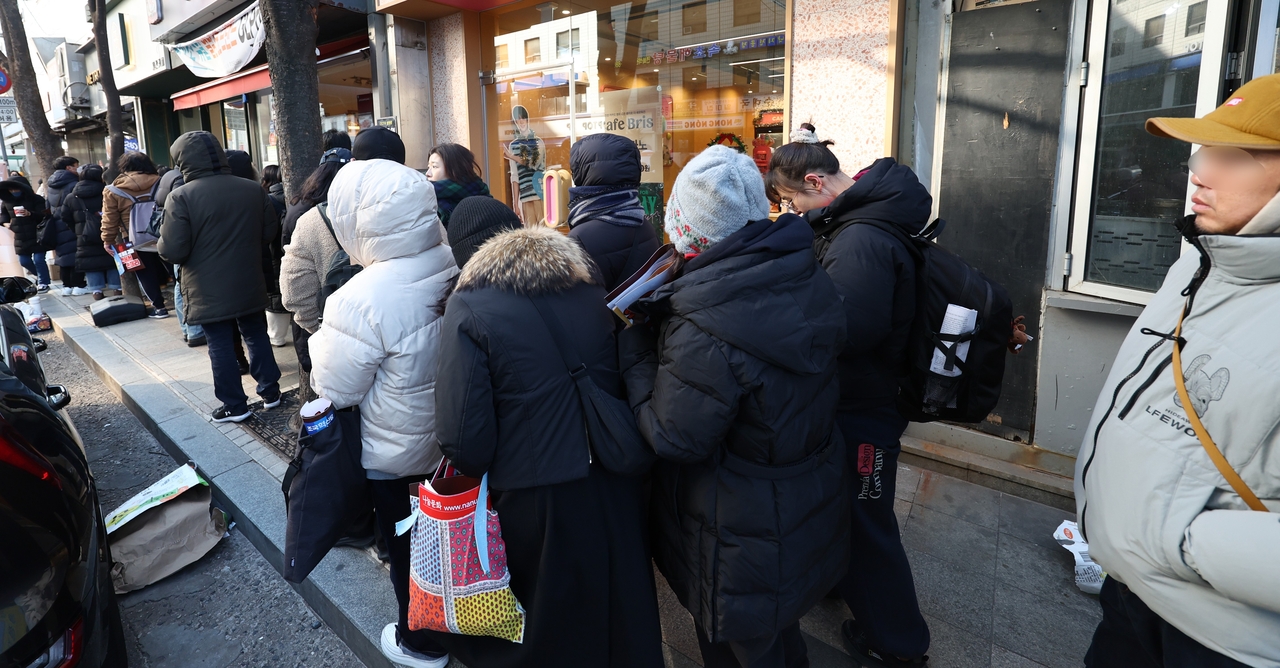 선결제 카페에 줄 선 시민들