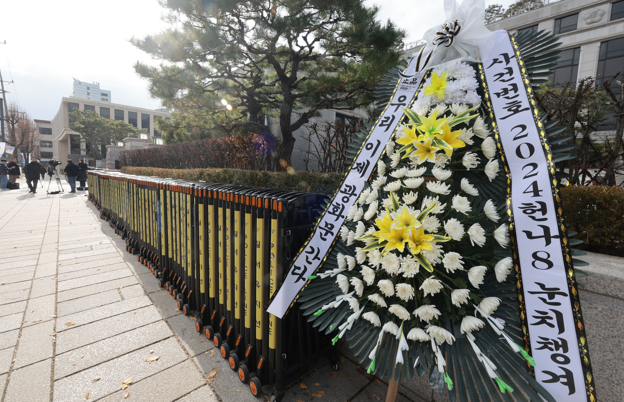 ‘피청구인 윤석열’ 탄핵심판 시작…헌재 앞 화환