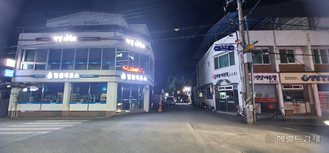 예천군 효자로 일원 간판 개선 사업이 이달 하순  준공을 앞두고 마무리 작업이 순조롭게 진행되고 있다. 사진 (우) 개선 작업선  (좌) 개선작업후 모습(예천군 제공)