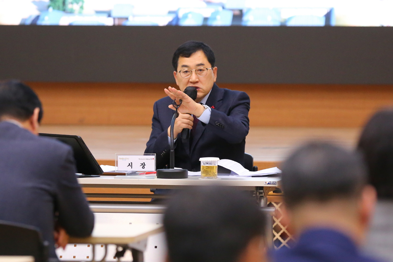 주낙영 경주시장이 지난 16일 알천홀에서 최근 혼란한 정국 속 지역 경제 안정과 활성화를 위해 긴급 민생안정 종합대책 회의를 주재하고 있다.[경주시 제공]