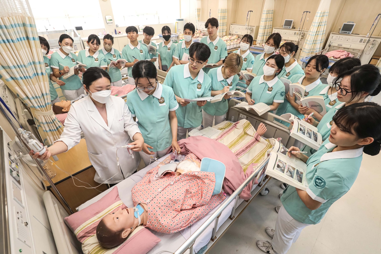 영진전문대 간호학과 학생들이 실습에 참여한 모습.[영진전문대 제공]