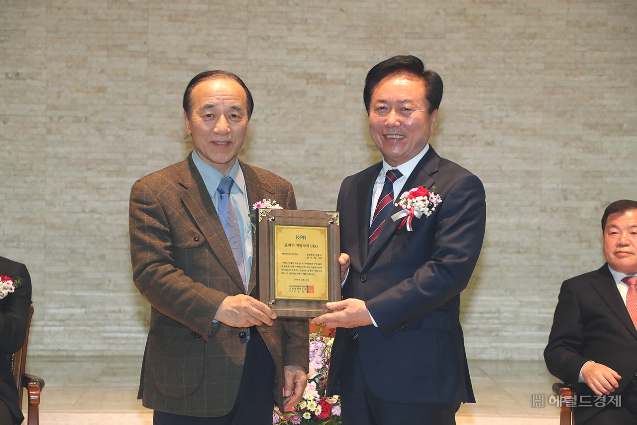 권기창 안동시장이 ‘전국 공무원이 뽑은 올해의 지방자치 CEO에 선정됐다(안동시 제공)
