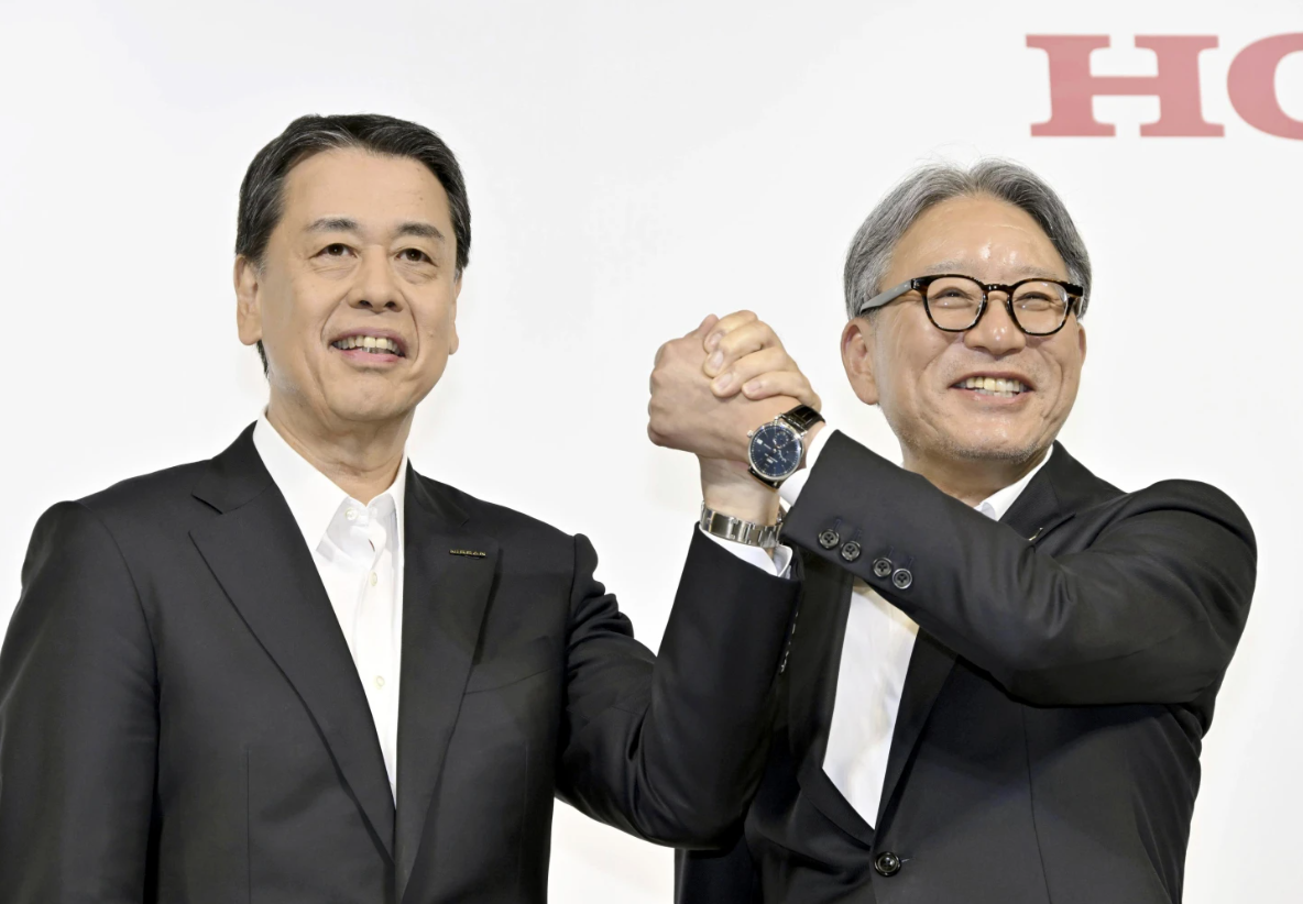 지난 3월 일본 도쿄에서 닛산 자동차 최고경영자(CEO) 우치다 마코토(왼쪽)와 혼다 자동차 CEO 미베 토시히로가 공동 기자회견을 하고 있다.  [AP]