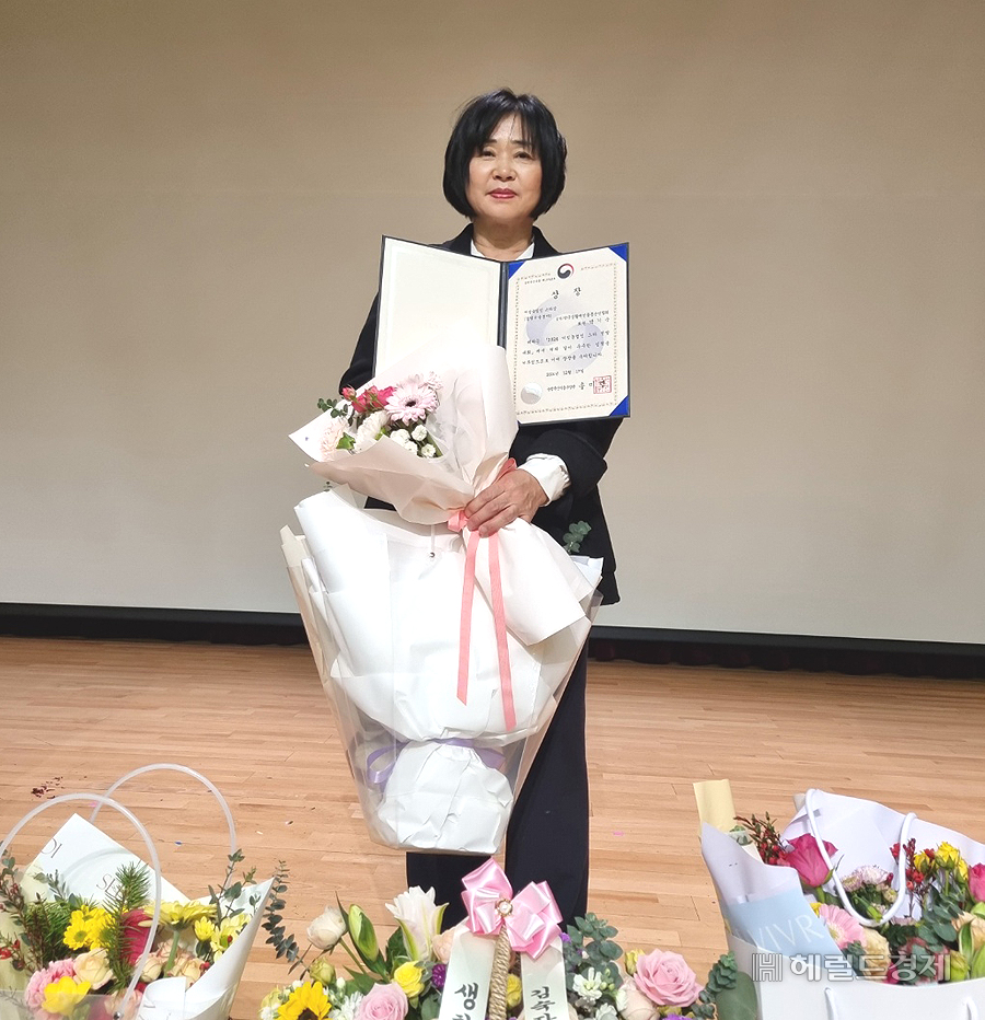 박기숙 생활개선회 울릉군 연합회장이 ‘2024년 여성농업인 스타’ 경영 분야 스타상인 농림축산식품부장관상을 수상한 뒤 기념촬영을 하고 있다. (울릉군 제공)