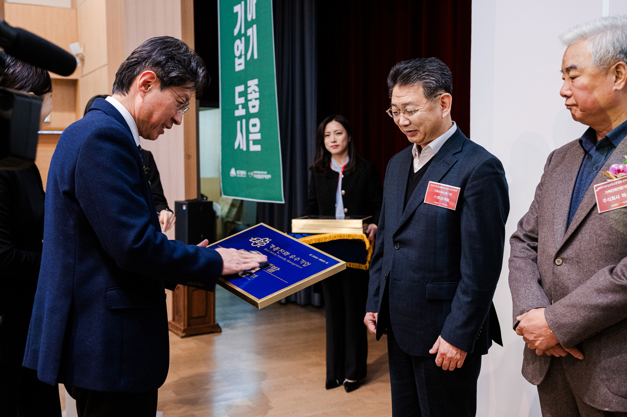 정장수 대구 경제부시장(오른쪽)이 화성개발 박종수 대표이사 에게 인증서를 수여하고 있다.[HXD화성개발 제공]