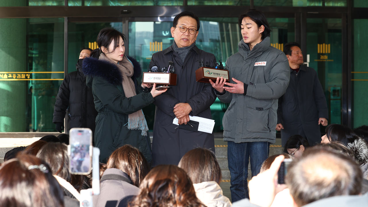 윤석열 바카라 꽁 머니의 변호인단 구성에 참여한 석동현 변호사가 지난 19일 오후 서울 서초구 서울고검 앞에서 입장을 표명하고 있다.  [연합]