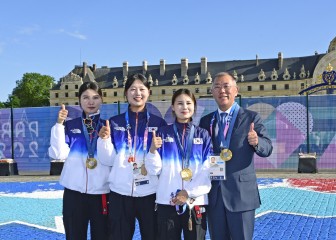 정의선 현대자동차그룹 회장이 20일 제14대 대한양궁협회 회장에 당선됐다. 정 회장(맨 오른쪽)이 2024 파리올림픽에서 여자 단체전 금메달을 따낸 대표팀과 함께 프랑스 파리 앵발리드에서 기념 촬영을 하고 있다. [현대차그룹 제공]