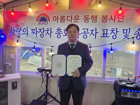 [김병진 헤럴드경제 대경취재본부장이 지난 15일 지역사회 발전에 기여한 공로로 언론 유공자 표창장을 받았다.]