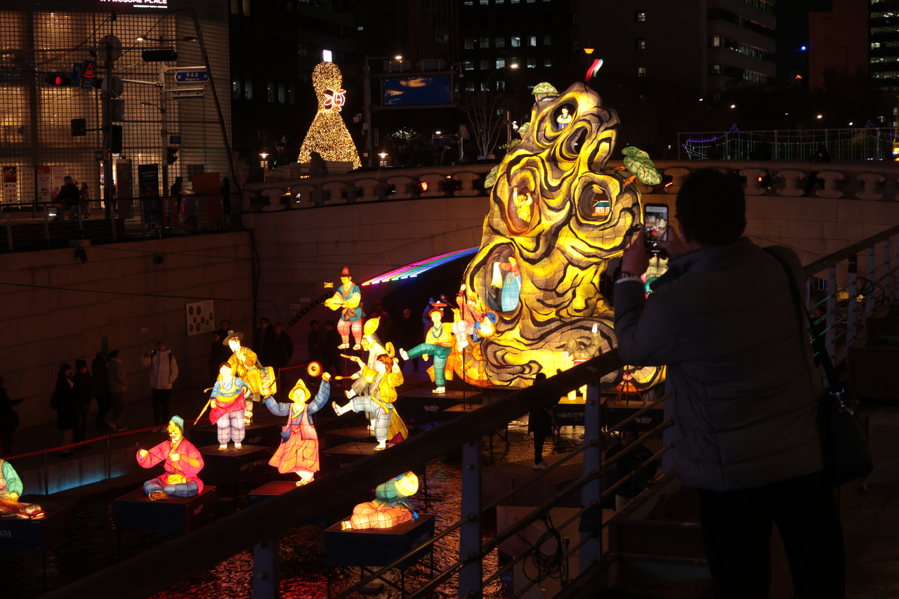 Lanterns are installed at the Cheonggye Stream as part of the Seoul Lantern Festival, Dec. 13. (Yonhap)