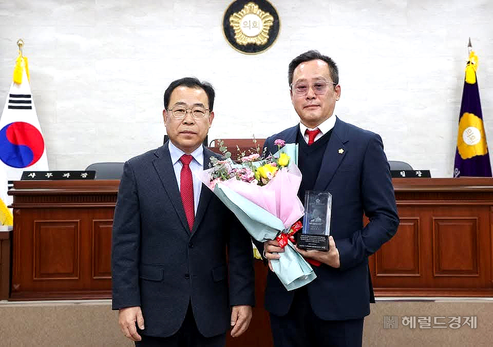 홍성근(사진 ·오른쪽)의원이 20일‘제283회 울릉군의회 제2차 정례회 제6차 본회의에서 이상식 군의회 의장으로부터 경북도 의정 봉사 대상을 수상한 후 기념사진을 찍고 있다
