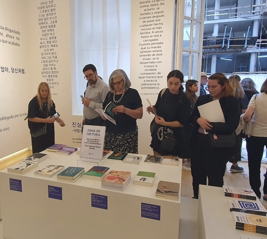Visitors read the Spanish editions of Han Kang‘s books. (Yonhap)