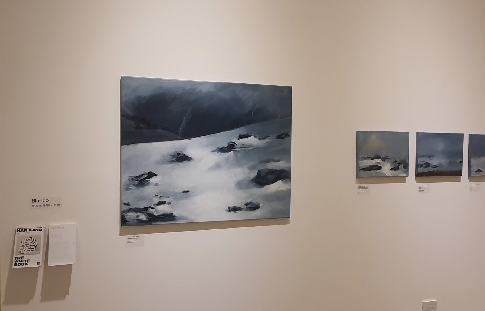 (Left) Han Kang‘s “The White Book” and paintings by artists from Tierra del Fuego featuring snow-covered landscapes. (Yonhap)