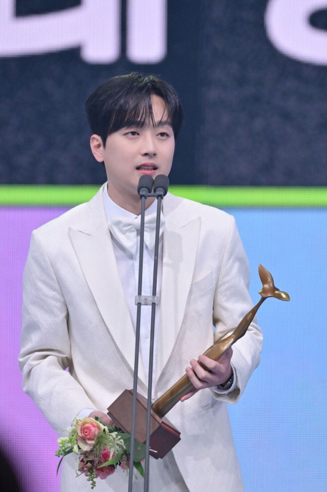 Trot singer Lee Chan-won delivers his acceptance speech after receiving the grand prize at the KBS Entertainment Awards at the KBS Hall in Yeouido, western Seoul, Saturday. (KBS)