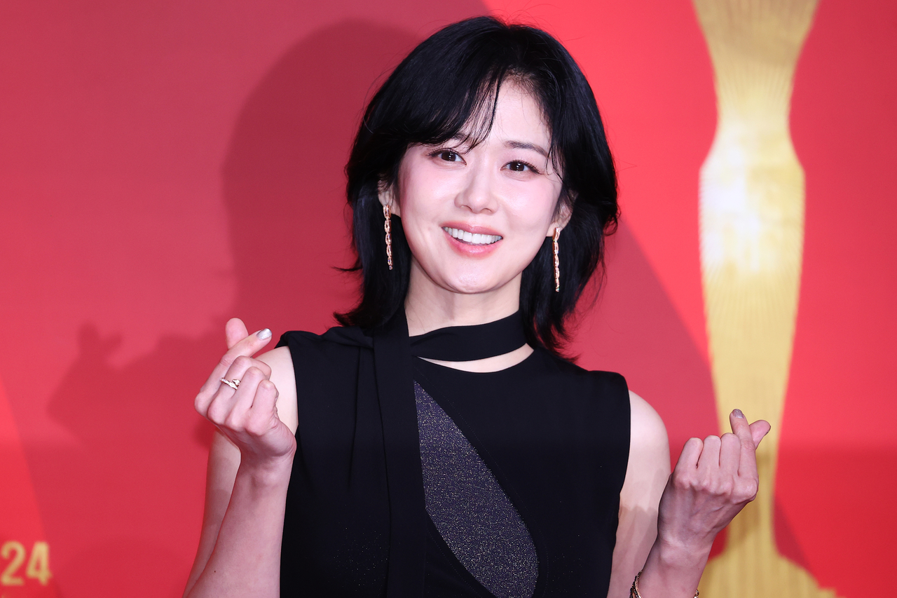 Jang Na-ra poses for a picture at the 2024 SBS Awards Show at the SBS Prism Tower in Sangam-dong, western Seoul, Saturday. (Yonhap)