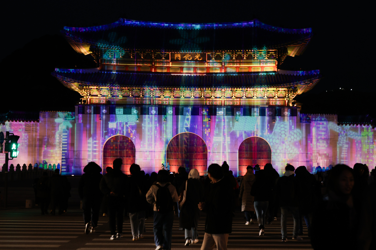 "Seoul Light Gwanghwamun,” a light show featuring media facade, is projected onto  Gyeongbokgung’s Gwanghwamun gate  in Seoul on Dec. 13. (Yonhap)