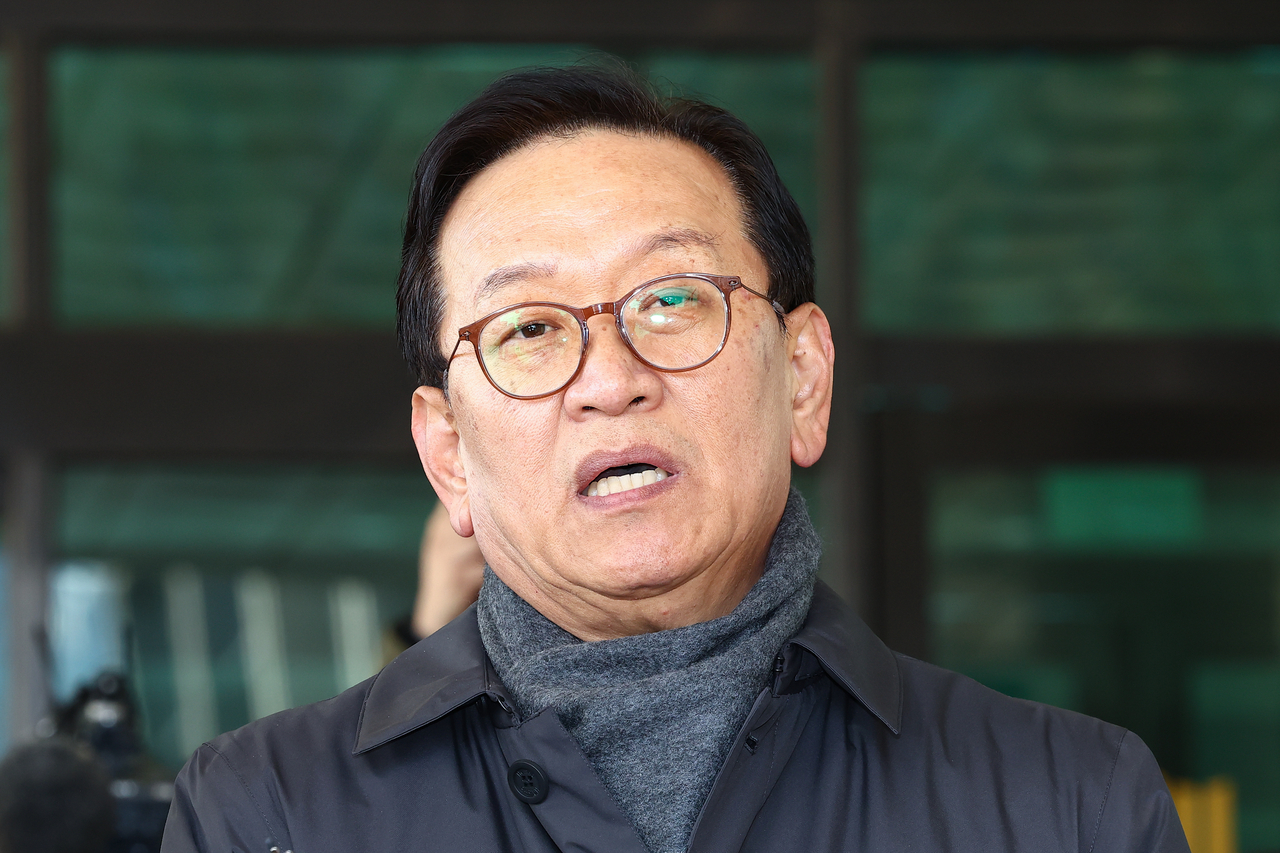Seok Dong-hyun, President Yoon Suk Yeol's lawyer, speaks to reporters in front of the Seoul High Prosecutors' Office in Seocho-gu, Seoul, on Friday. (Yonhap)
