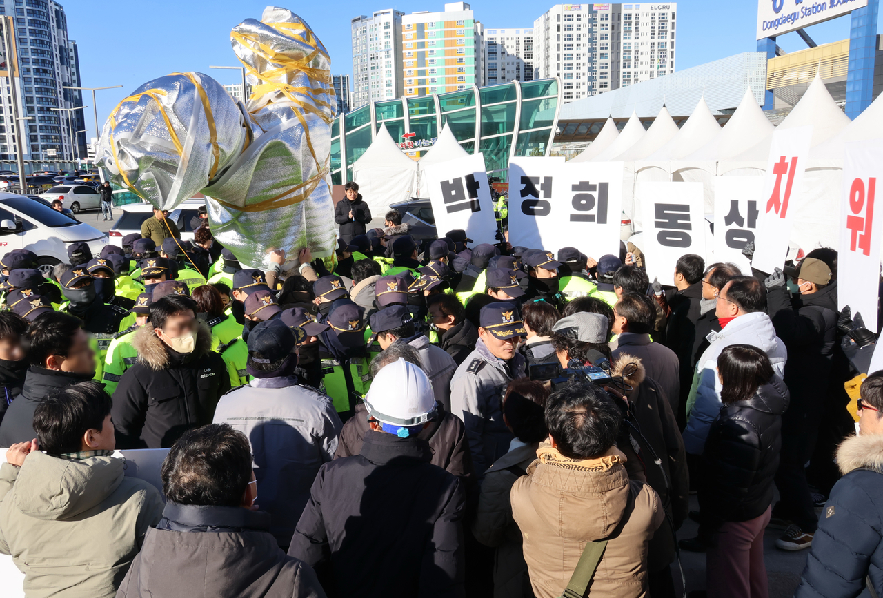 Liberal civic activists hold a rally at Dongdaegu Station Plaza in the southeastern city of Daegu on Sunday, to oppose the installation of a statue of former President Park Chung-hee. (Yonhap)