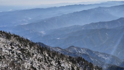 지난 22일 오전 설악산국립공원을 비롯한 강원산지 일원에 눈이 쌓여 있다. 기상청은 전날 오후 9시를 기해 강원산지에 한파주의보를 발효 중이다. [연합]