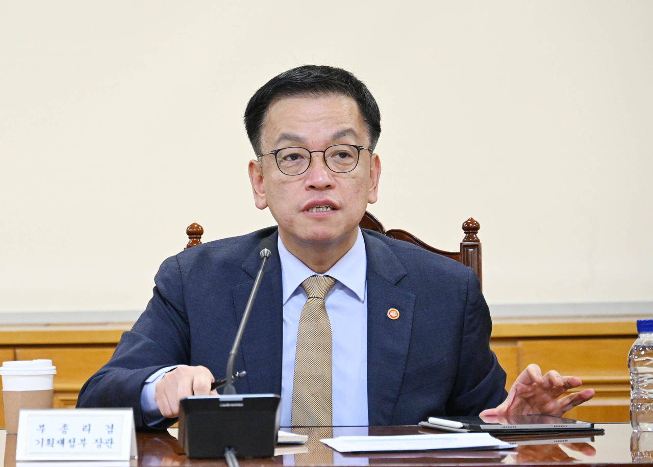 Finance Minister Choi Sang-mok chairs an emergency meeting in Seoul on Monday. (Finance Ministry)