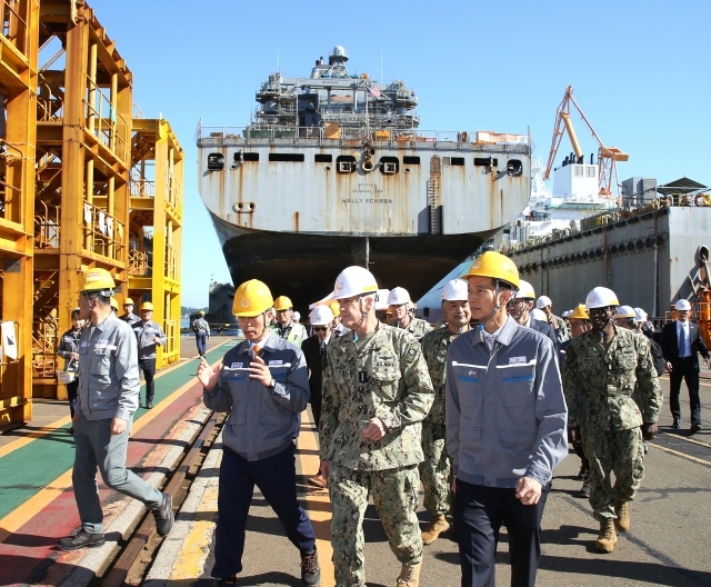 김동관(오른쪽) 슬롯사이트 볼트 추천그룹 부회장과 스티븐 쾰러(가운데) 미 해군 태평양함대 사령관 제독이 올해 10월 거제사업장에서 정비 중인 ‘월리 쉬라’함 정비 현장을 둘러보고 있다. [슬롯사이트 볼트 추천오션 제공]