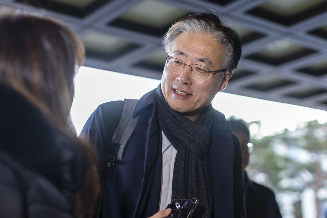 Kim Hyeong-du, the Constitutional Court of Korea Justice, speaks to reporters at  the court in Seoul on Dec. 18. (Yonhap)