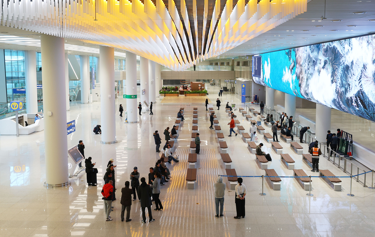 Passengers at Incheon Airport are seen in this Dec. 3 photo. (Yonhap)