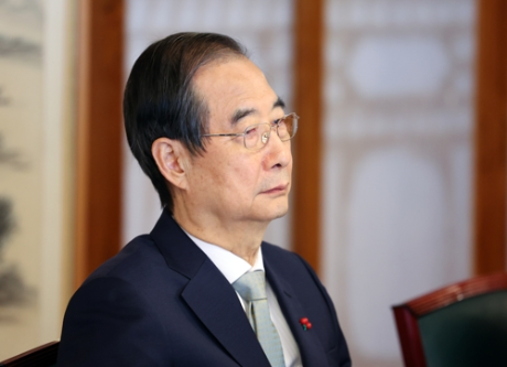 Acting President Han Duck-soo listens during a meeting with Japanese business leaders at his official residence in Seoul, Tuesday. (Pool photo) (Yonhap)