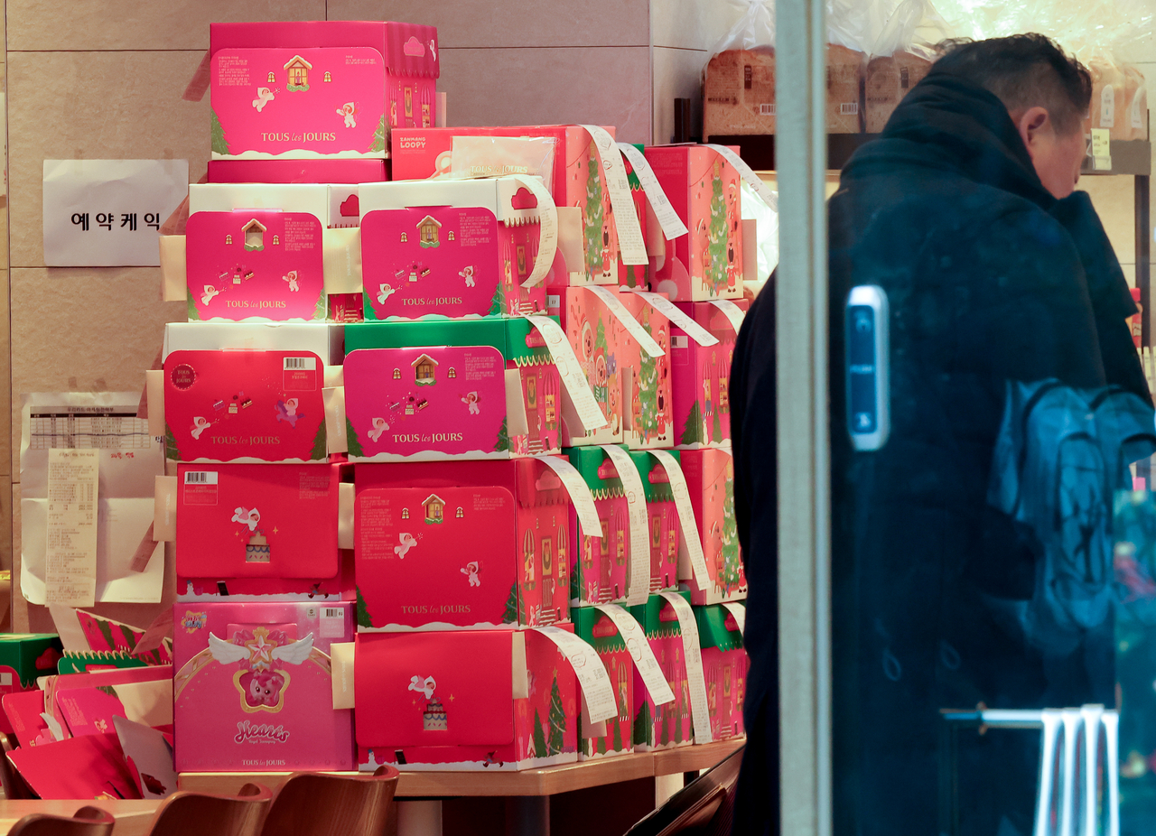 Cake boxes are stacked at a bakery in Seoul on Tuesday, Christmas Eve, in anticipation of peak demand for cakes. (Yonhap)