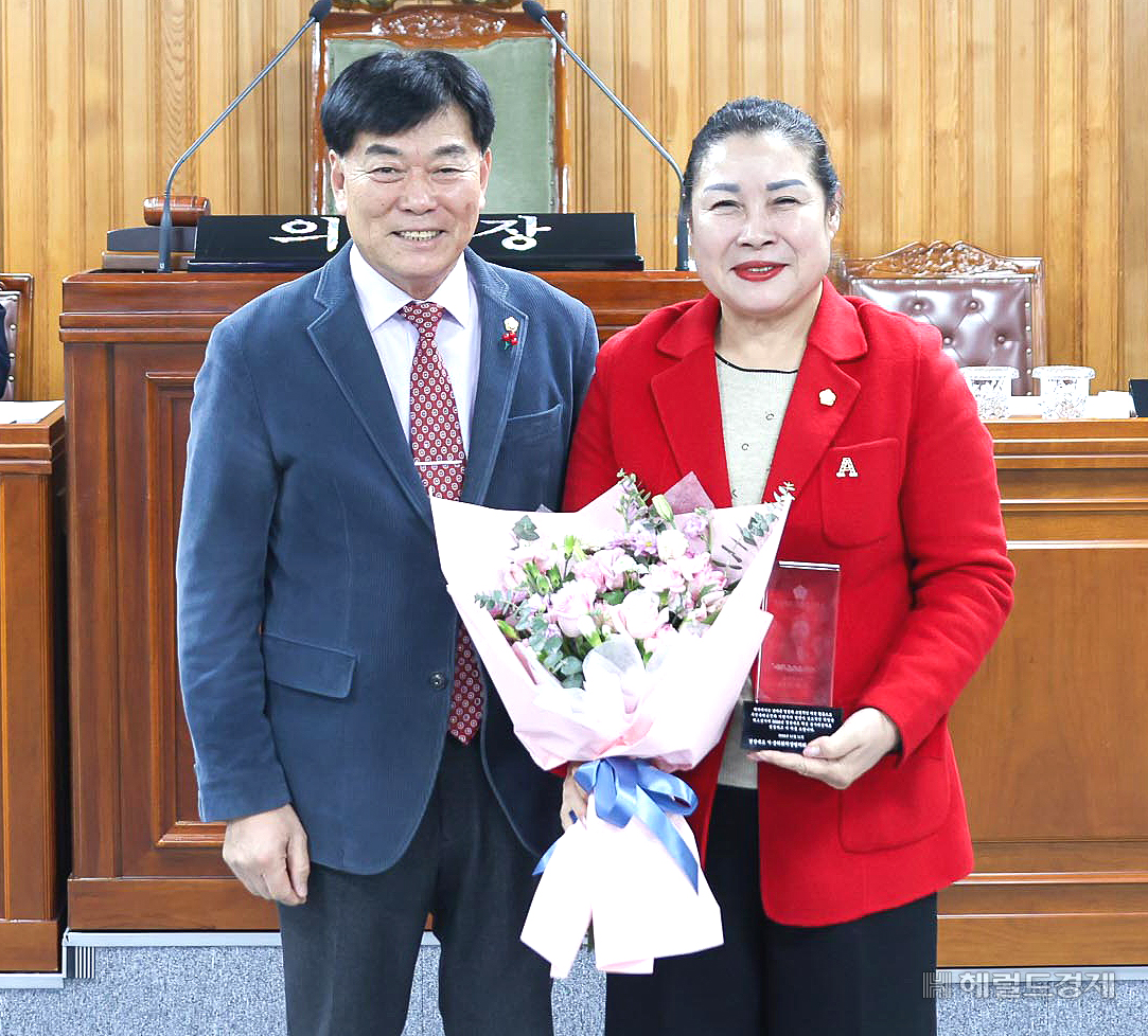 2024 경상북도 의정 봉사 대상‘을 수상한 김화숙(오른쪽) 영주시의원이 김병기 시의회 의장과 기념사진을 찍고 있다. (영주시의회 제공)