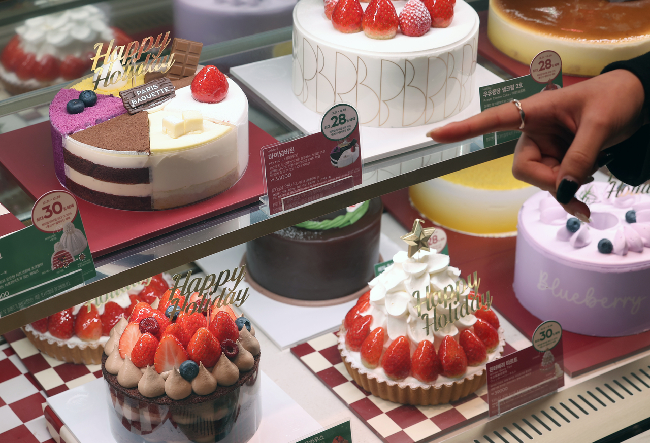 Colorful cakes on display at a Paris Baguette outlet in Seoul on Tuesday.  (Yonhap)