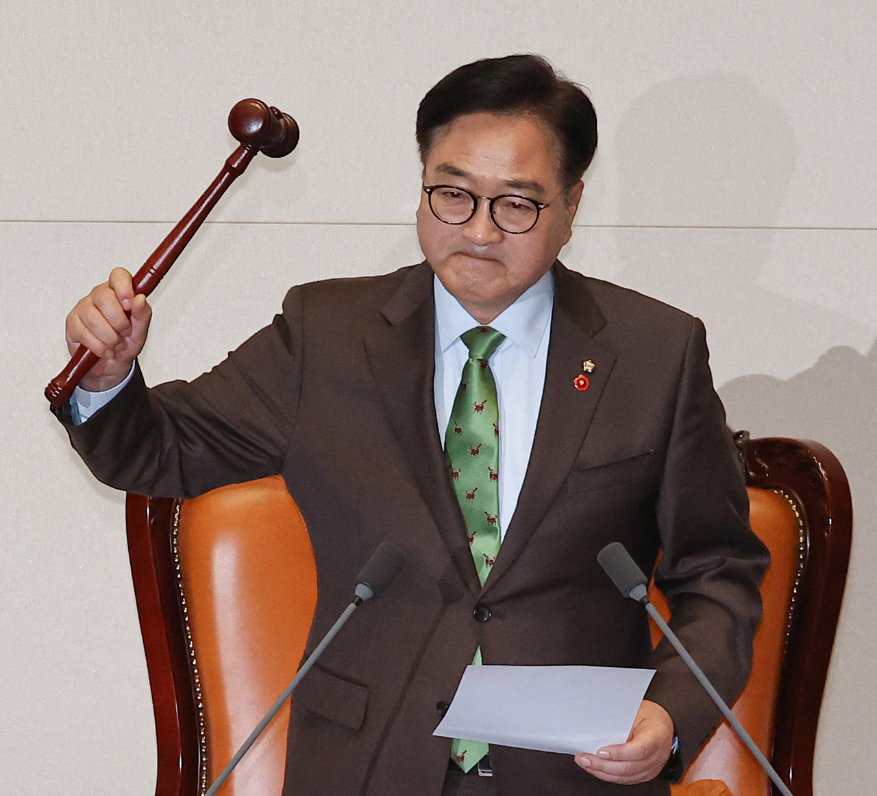 Speaker Woo Won-shik strikes the gavel following the approval of the impeachment motion against President Yoon Suk Yeol during the fourth plenary session of the National Assembly in Yeouido, Seoul, on Dec. 14. (Yonhap)