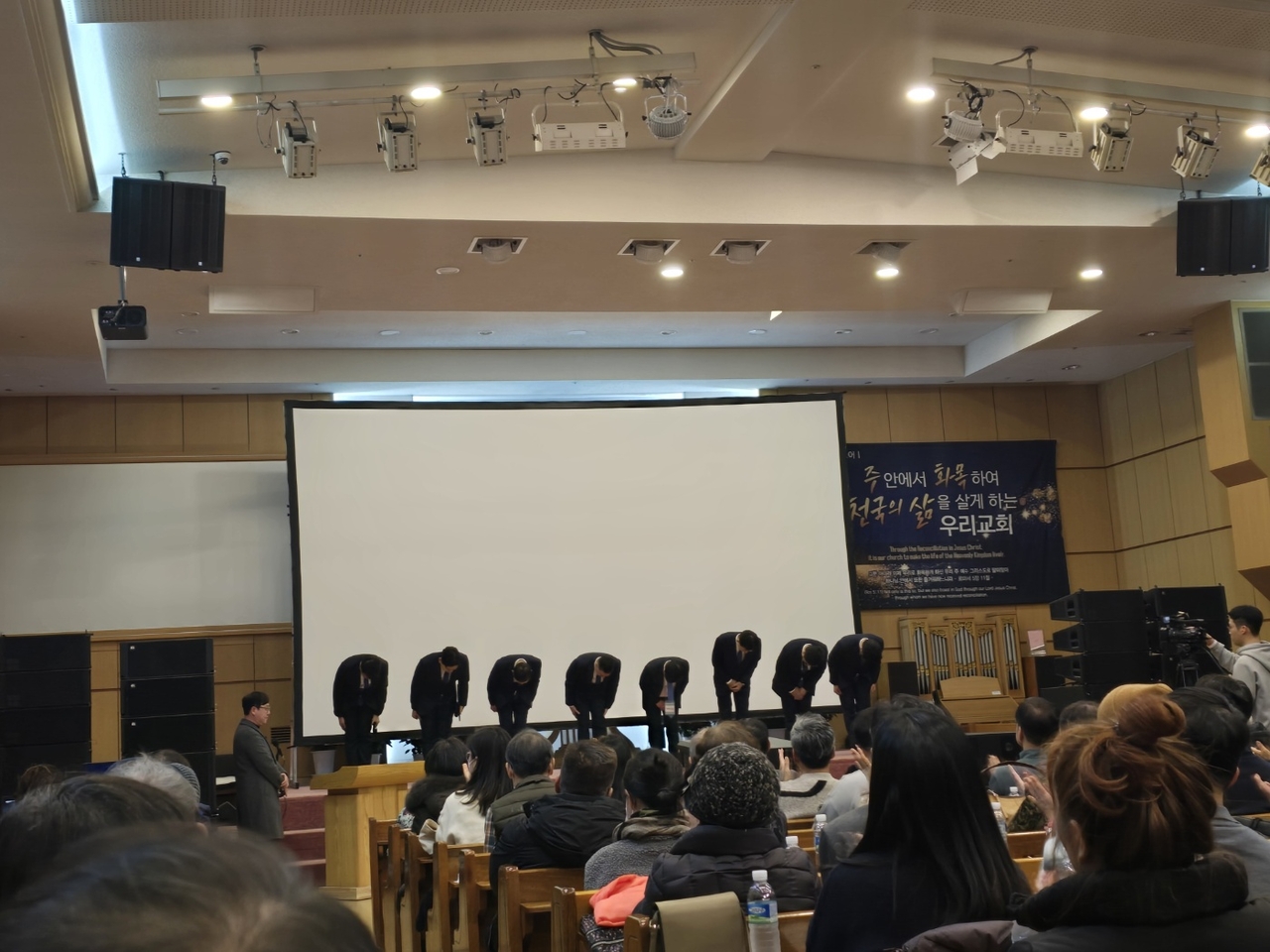 삼성물산 관계자들이 지난 23일 한남4구역 시공사선정을 위한 합동설명회에서 인사를 하고 있다. 홍승희 기자