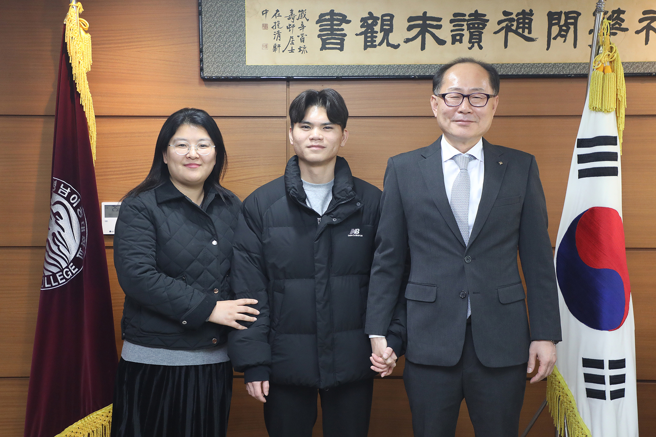 조명근 씨가 이재용 총장(오른쪽), 김윤정 학과장(왼쪽)과 기념사진을 촬영하고 있다.[영남이공대 제공]