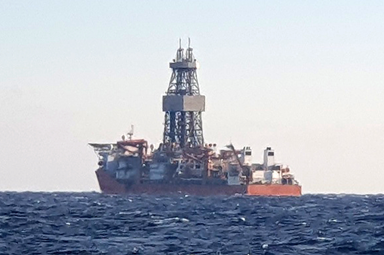 The West Capella, operated by Norway-based Seadrill Ltd., anchors about 40 kilometers off the eastern port city of Pohang on Wednesday for its first drilling operation as part of South Korea's gas and oil exploration project in the East Sea, dubbed the "Blue Whale Project." The project is estimated to have the potential to uncover between 3.5 billion and 14 billion barrels of gas and oil. (Yonhap)