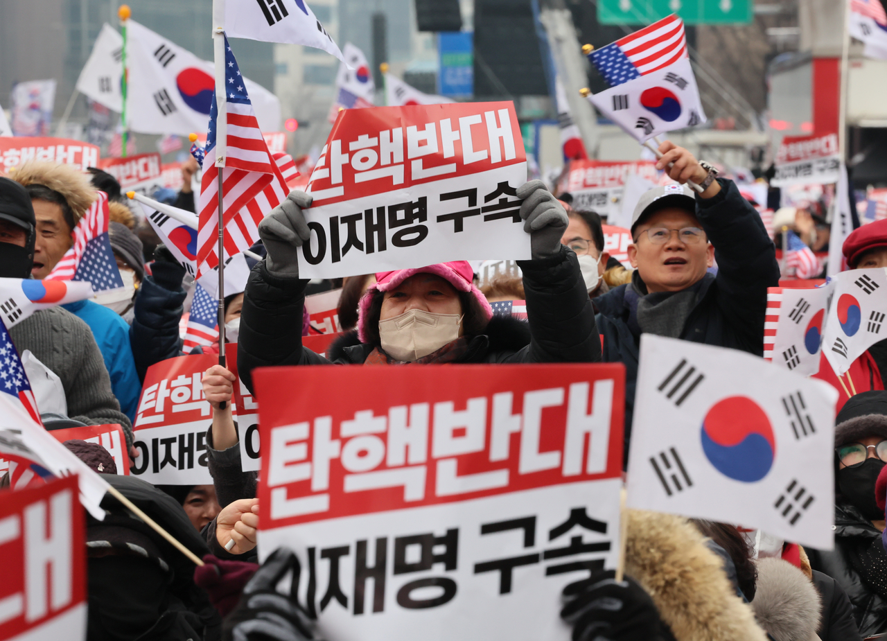 21일 정품 슬롯사이트 종로구 광화문 동화면세점 앞에서 대한민국바로세우기국민운동본부 주최로 ‘대통령 탄핵 반대 자유민주주의 수호 광화문 국민혁명대회’가 열리고 있다. [연합]