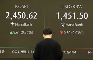 Seoul shares open slightly higher on Wall Street gains