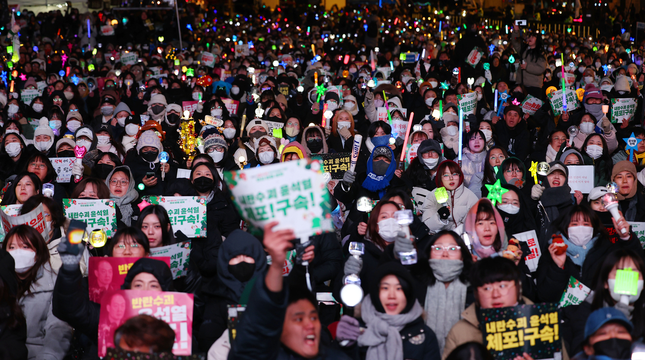 24일 오후 서울 종로구 지하철 3호선 경복궁역 인근에서 ‘윤석열즉각퇴진·정품 슬롯사이트대개혁 비상행동’ 주최 메리퇴진크리스마스 민주주의 응원봉 콘서트가 진행되고 있다.  [연합]