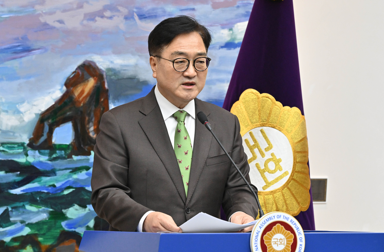 우원식 국회의장이 11일 오전 서울 여의도 국회 의장접견실에서 기자회견을 하고 있다. 임세준 기자